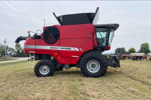 – JN TRADING BV Massey Ferguson 9520 Combine Harvester